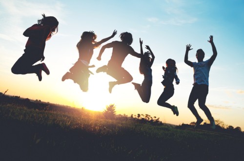 Nieuwsbrief afbeelding mensen springen in de lucht - Lente - úw topSlijter
